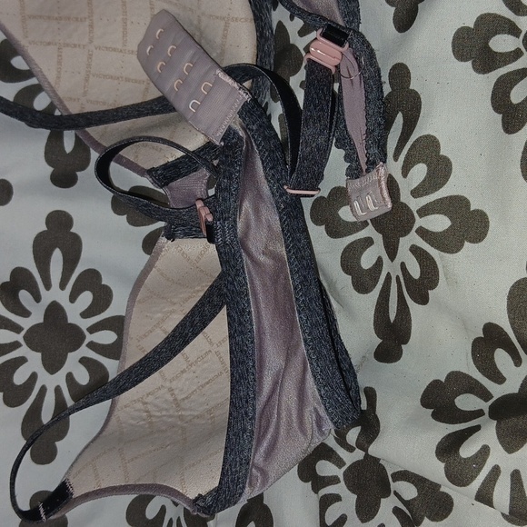 Victoeias Secret - Picture 3 of 5